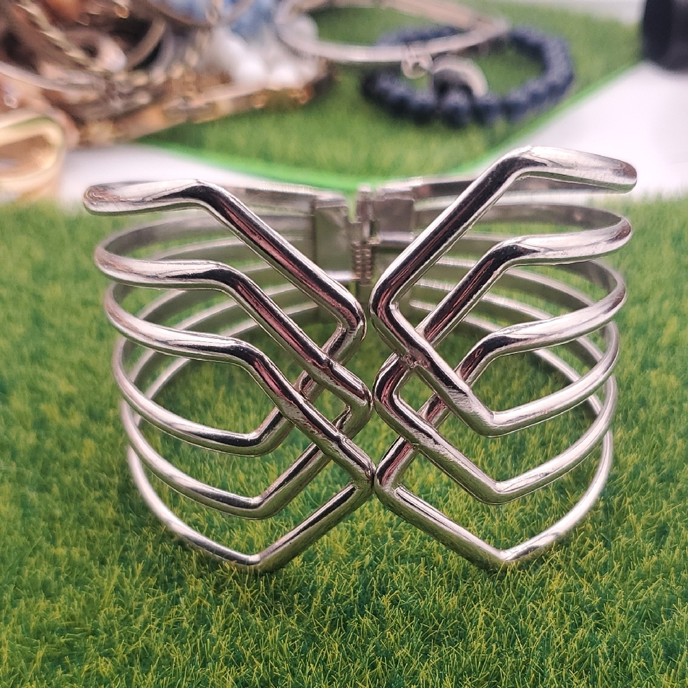 Elegant Silver Tone Gladiator Cuff Hinge Bracelet Overflow
